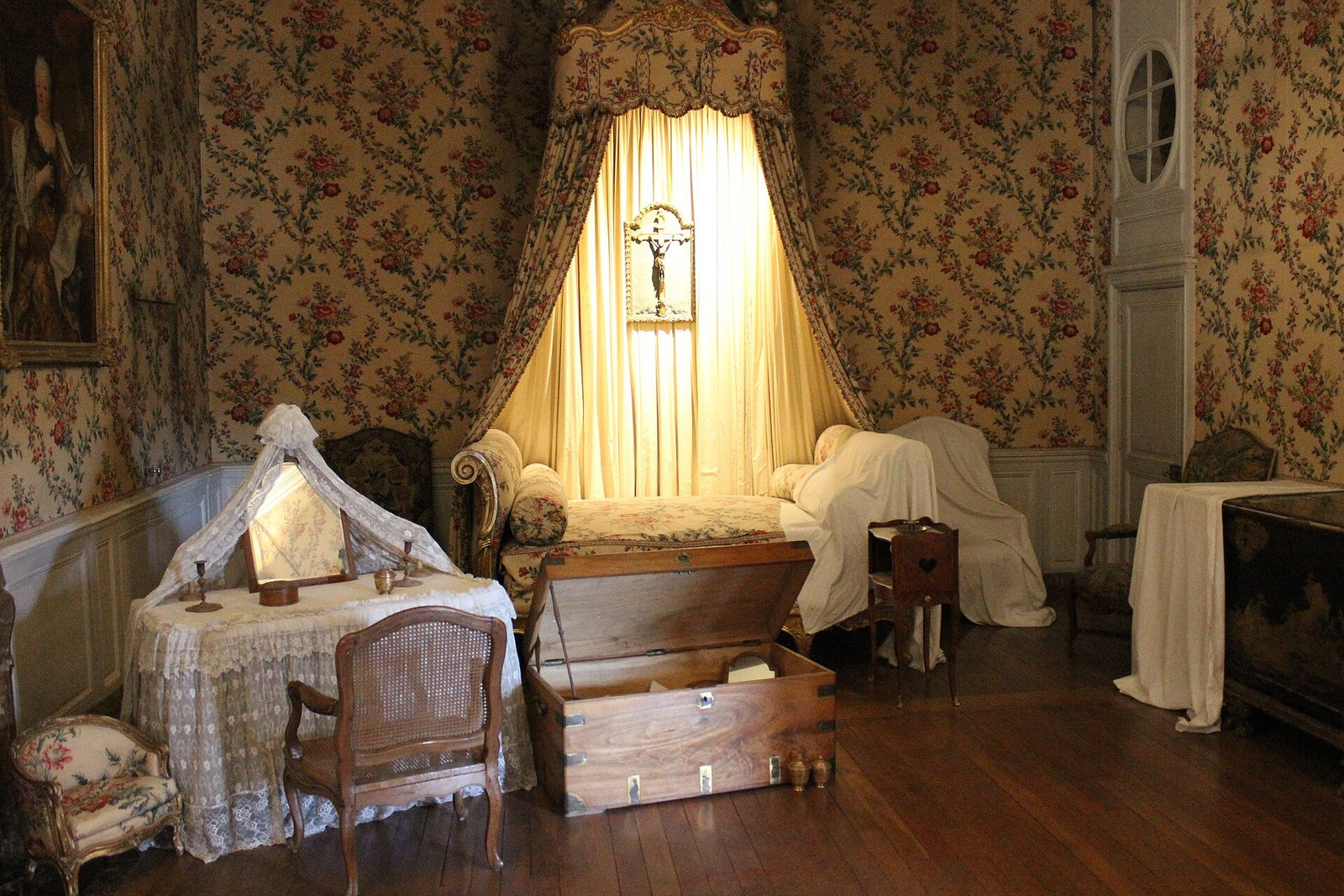 A furnished bedroom at Vaux-le-Vicomte with a canopied bed and patterned textiles