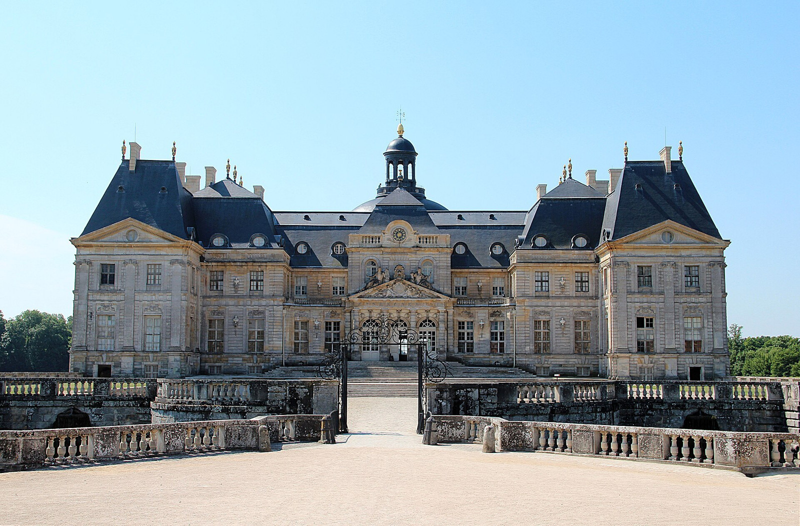 The entrance court and northern façade of Vaux-le-Vicomte